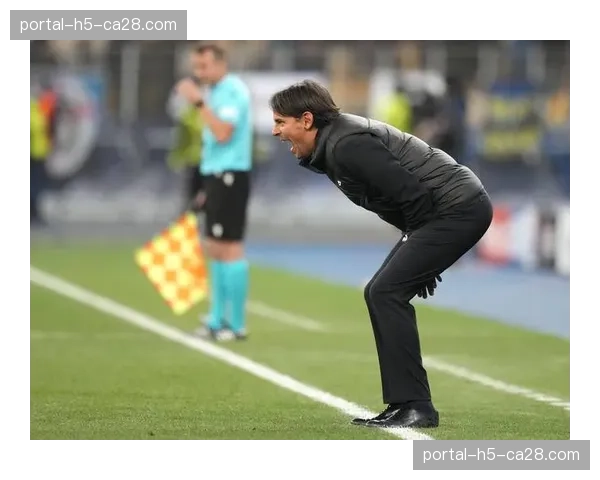 特写：国际米兰教练组在比赛最后时刻统一查看数据分析报告