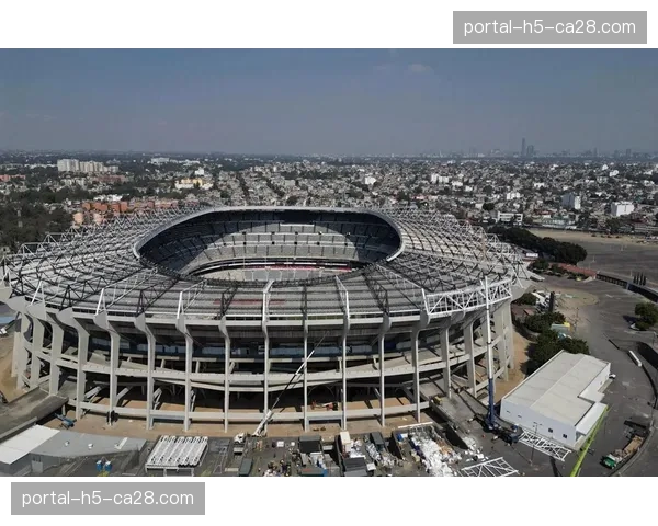 墨西哥城阿兹特克球场完成草皮更换，迎接世界杯测试赛